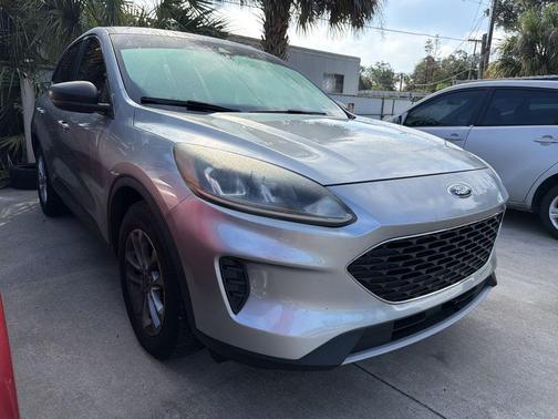 Silver Metallic 2022 Ford Escape SE