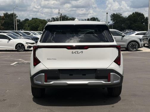 Snow White Pearl 2027 Kia Seltos EX