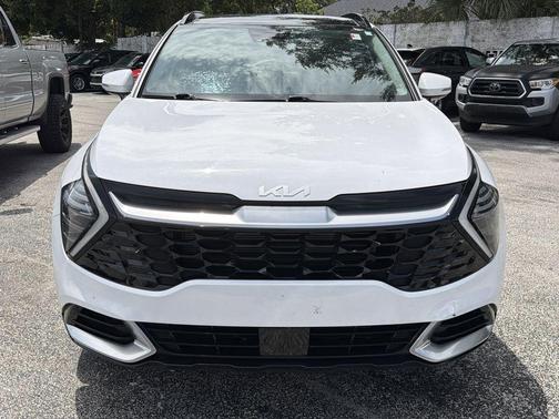 Glacial White Pearl 2024 Kia Sportage SX