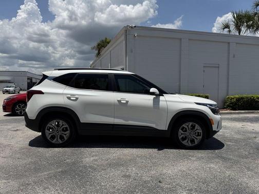 Snow White Pearl 2024 Kia Seltos S
