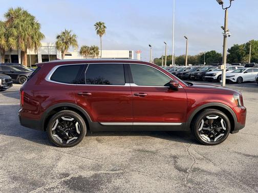 Red 2024 Kia Telluride S