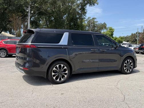 Metal 2024 Kia Carnival EX