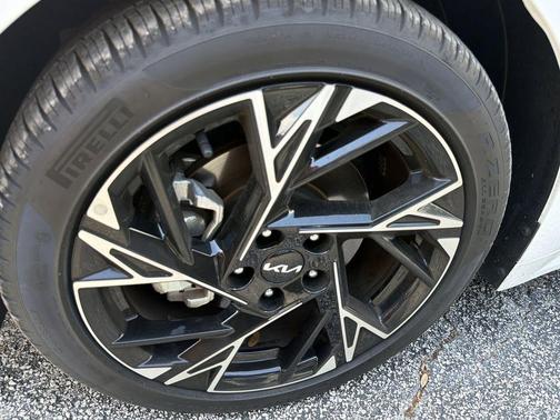 Snow White Pearl 2025 Kia K5 GT-Line