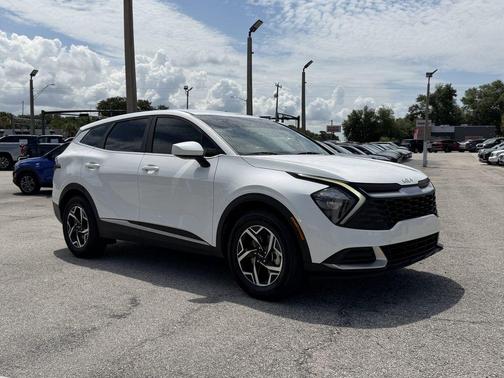 Snow White Pearl 2023 Kia Sportage LX