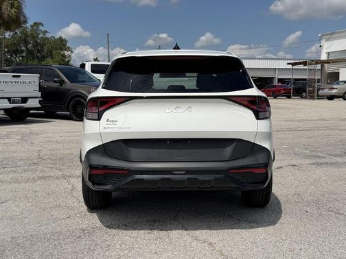 Snow White Pearl 2023 Kia Sportage LX