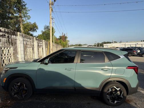 Blue 2024 Kia Seltos EX