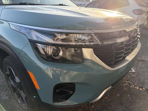 Blue 2024 Kia Seltos EX