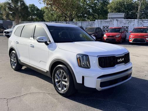 Glacial White Pearl 2024 Kia Telluride LX
