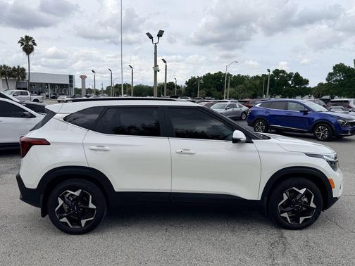 Snow White Pearl 2025 Kia Seltos EX