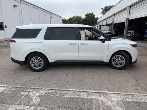 Snow White Pearl 2022 Kia Carnival LXS