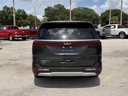 Metal 2024 Kia Carnival LX