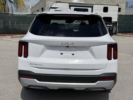 Glacial White Pearl 2026 Kia Sorento LX