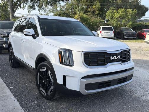 Glacial White Pearl 2024 Kia Telluride S