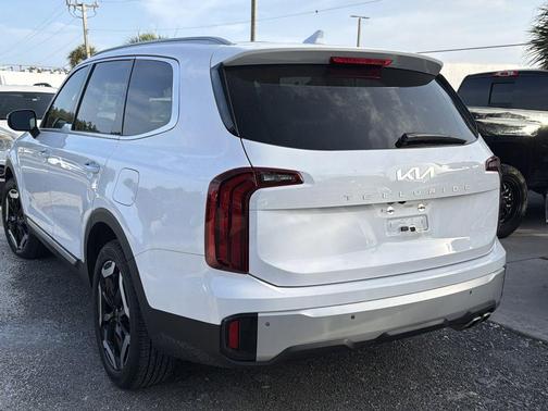 Glacial White Pearl 2024 Kia Telluride S