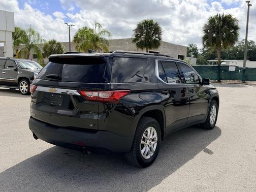 Mosaic Black Metallic 2020 Chevrolet Traverse LT Cloth