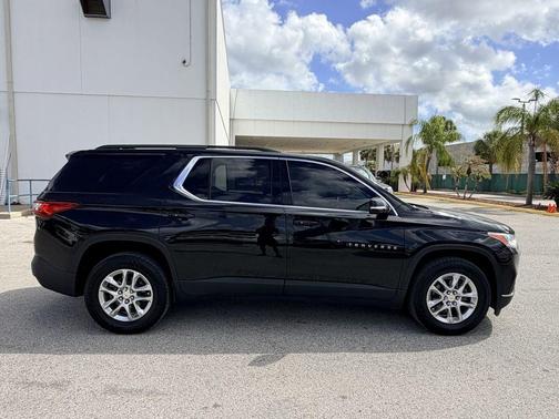 Mosaic Black Metallic 2020 Chevrolet Traverse LT Cloth