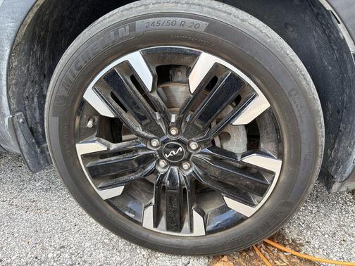 Everlasting Silver 2023 Kia Telluride SX-Prestige