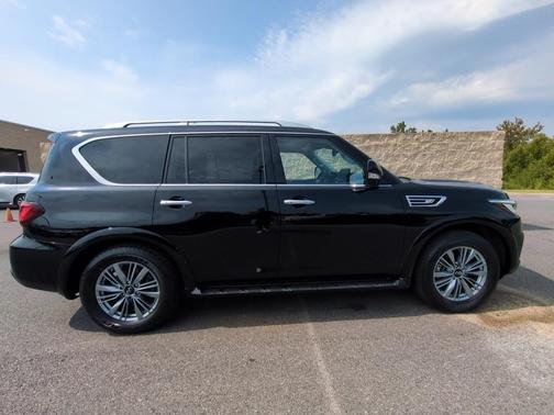 2022 INFINITI QX80 Luxe