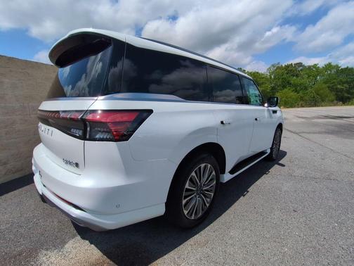 Radiant White 2026 INFINITI QX80 Luxe