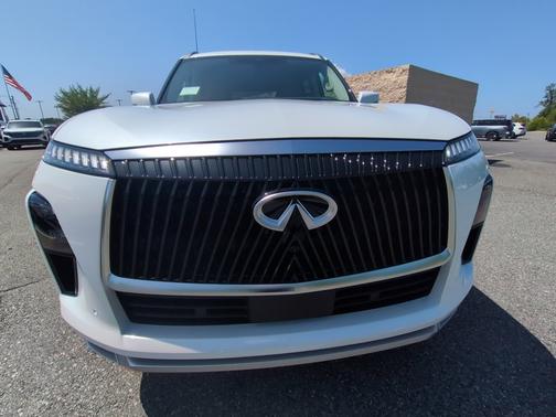 RADIANT WHITE 2027 INFINITI QX80 LUXE