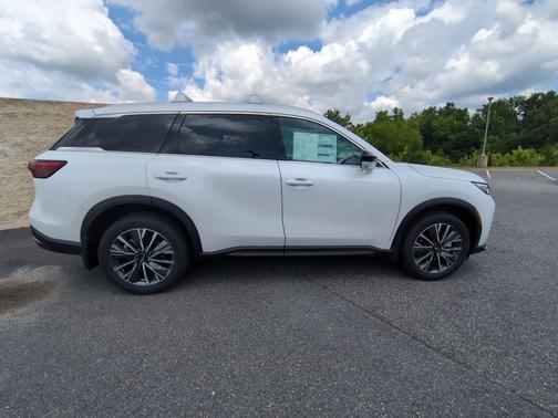 Radiant White 2027 INFINITI QX60 LUXE FWD