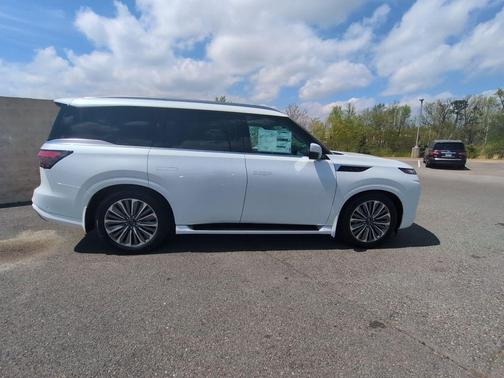 Radiant White 2026 INFINITI QX80 Luxe