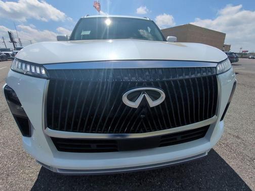 Radiant White 2026 INFINITI QX80 Luxe