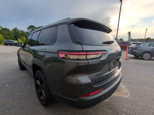 Baltic Gray Metallic Clearcoat 2023 Jeep Grand Cherokee L Altitude