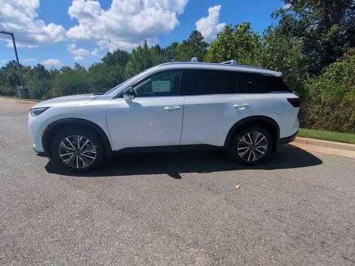 Radiant White 2027 INFINITI QX60 LUXE FWD