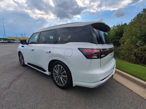 Radiant White 2027 INFINITI QX80 LUXE