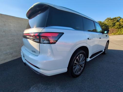 Radiant White 2027 INFINITI QX80 LUXE