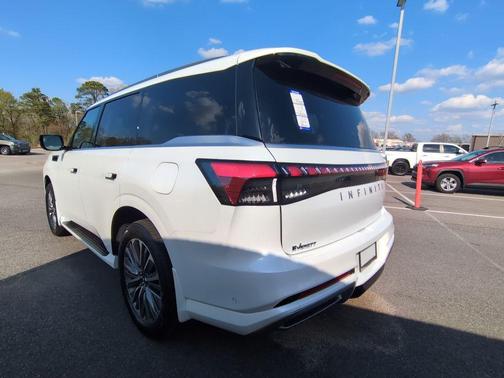 Radiant White 2026 INFINITI QX80 Luxe