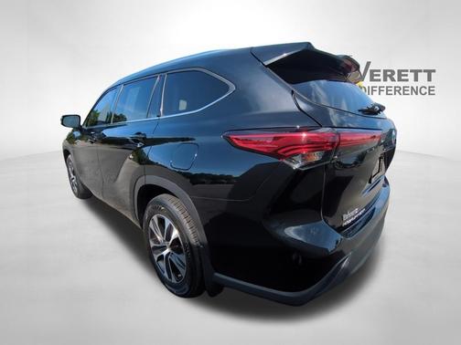 Midnight Black Metallic 2020 Toyota Highlander XLE