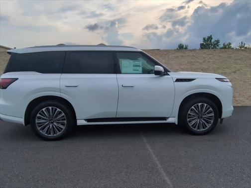 2025 INFINITI QX80 Luxe