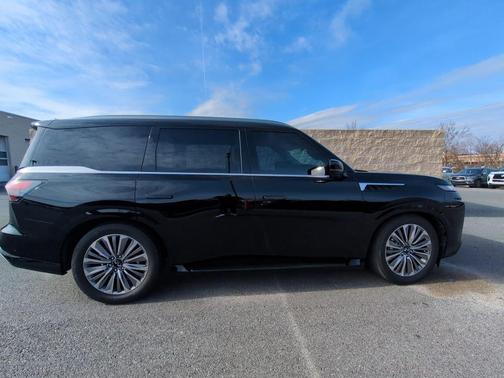 2025 INFINITI QX80 Luxe