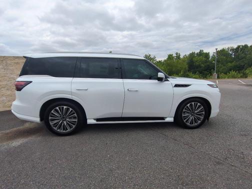 Radiant White 2026 INFINITI QX80 Luxe