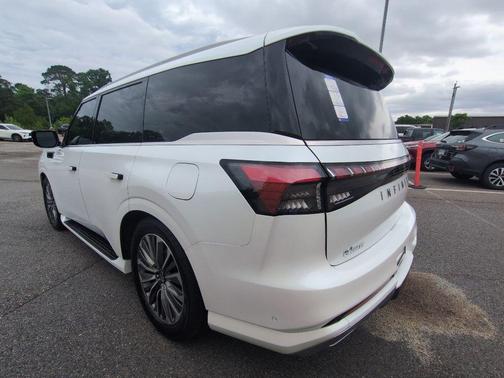 Radiant White 2026 INFINITI QX80 Luxe