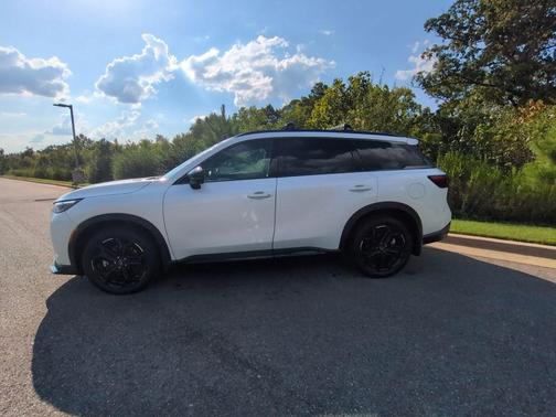 Radiant White 2026 INFINITI QX60 SPORT AWD