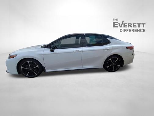 Wind Chill Pearl/Midnight Black Metallic 2019 Toyota Camry XSE