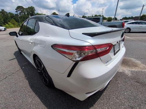 Wind Chill Pearl/Midnight Black Metallic 2019 Toyota Camry XSE