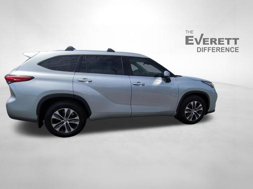 Celestial Silver Metallic 2021 Toyota Highlander XLE