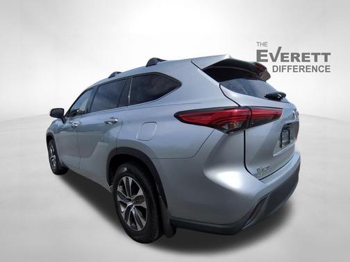 Celestial Silver Metallic 2021 Toyota Highlander XLE
