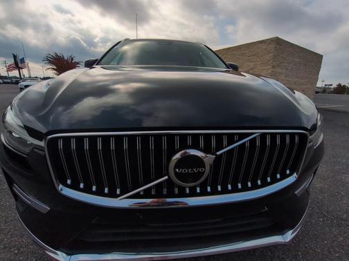 2023 Volvo XC60 Recharge Plug-In Hybrid T8 Plus Bright Theme