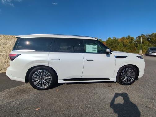 Radiant White 2027 INFINITI QX80 LUXE