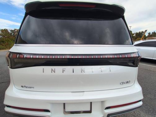 Radiant White 2027 INFINITI QX80 LUXE
