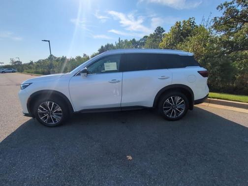 Radiant White 2027 INFINITI QX60 LUXE FWD