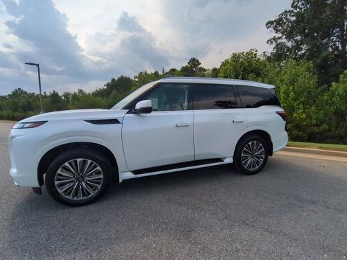 Radiant White 2027 INFINITI QX80 LUXE