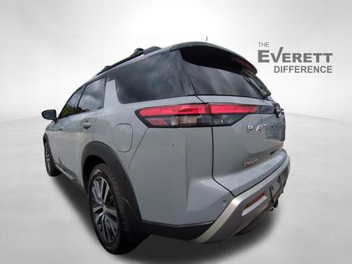 Solid Gray/Super Black 2022 Nissan Pathfinder Platinum 2WD