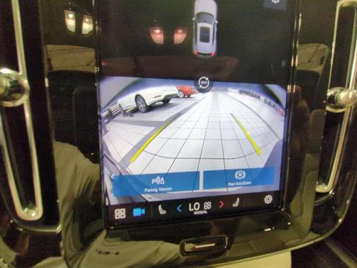 2024 Volvo XC40 B5 Ultimate Bright Theme