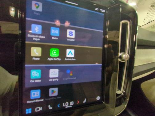 2024 Volvo XC40 B5 Ultimate Bright Theme